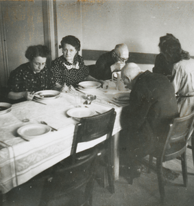 876815 Afbeelding van enkele personen afkomstig uit de provincie Zeeland die aan het eten zijn in het opvanghuis ...